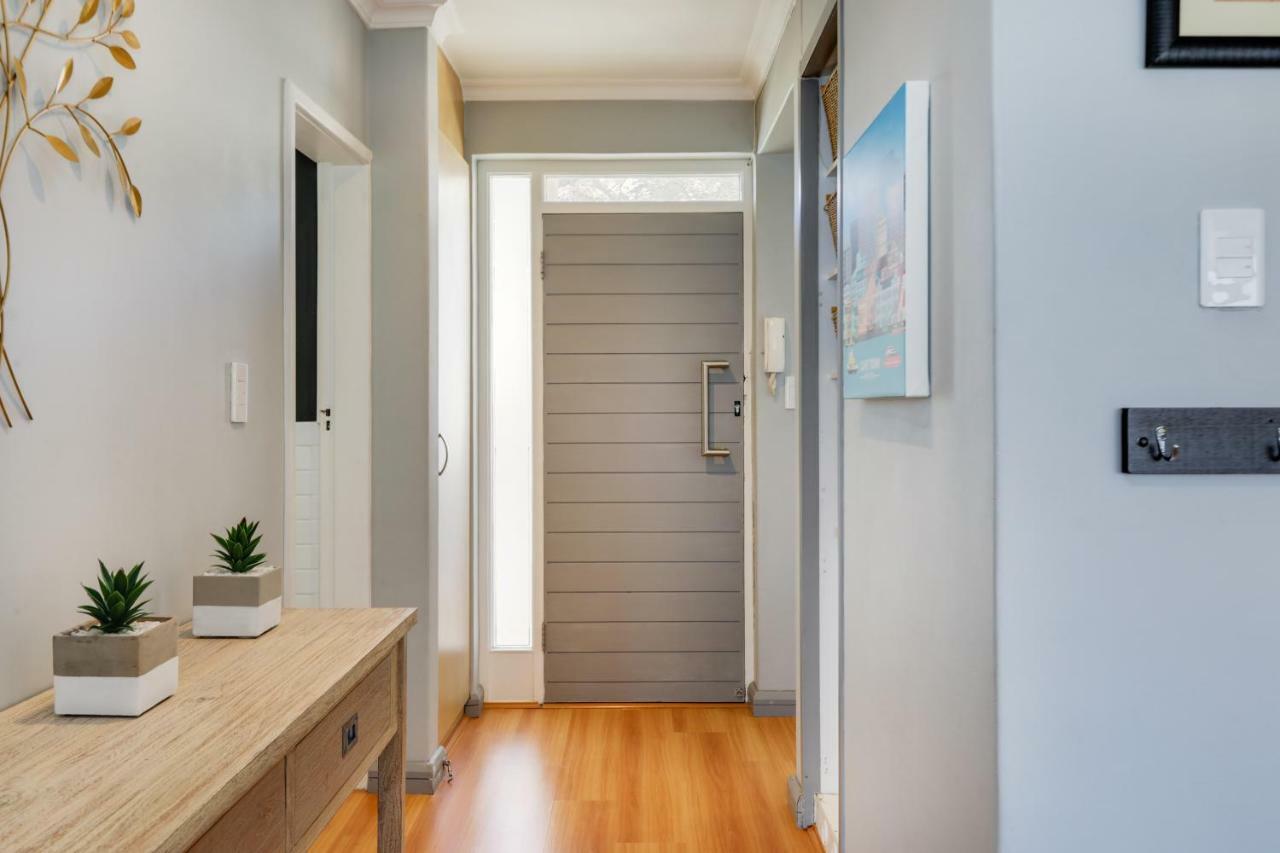 Backup-Powered Bantry Bay View 2 Bed Apartment Cape Town Bagian luar foto