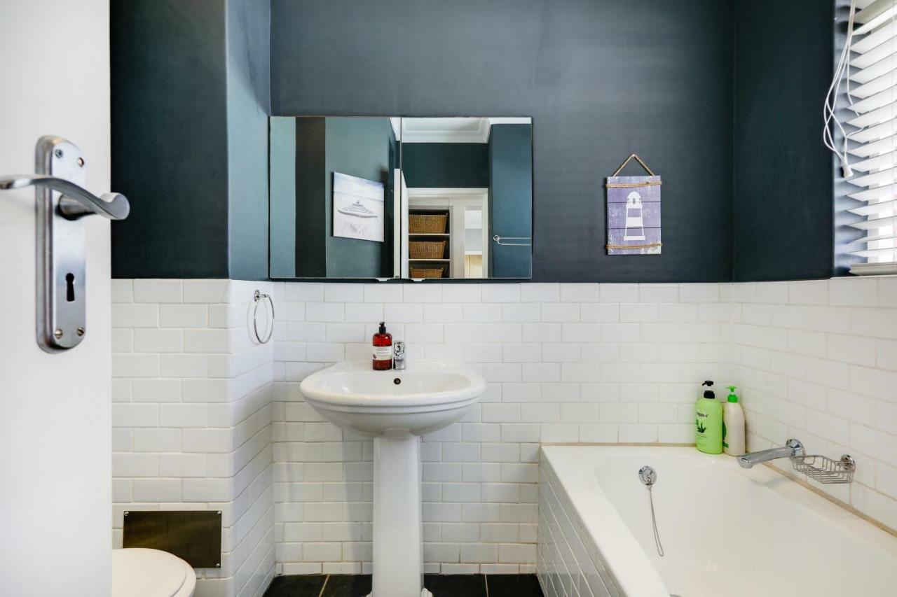 Backup-Powered Bantry Bay View 2 Bed Apartment Cape Town Bagian luar foto